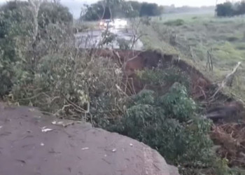 Açude rompe e deixa trecho de avenida destruído em Luzilândia; veja vídeo